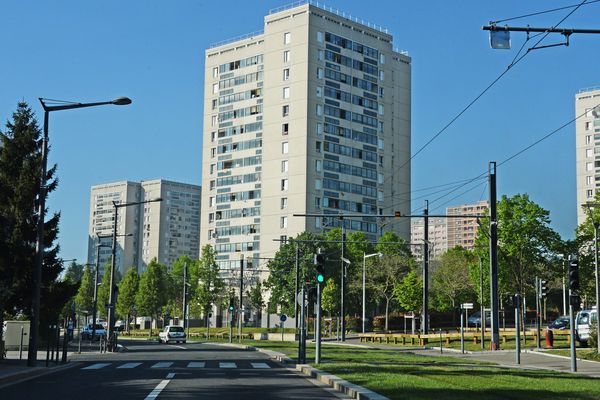 Dans le quartier des Minguettes à Vénissieux, des bandes organisées multiplient les guets-apens contre les forces de l'ordre et s'en prennent à tous les services publics.