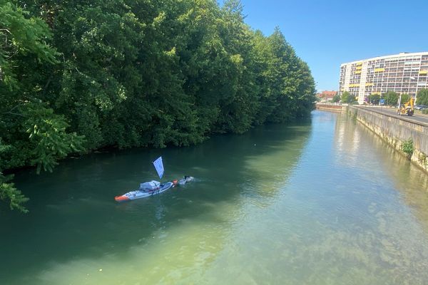 Arthur Germain tirant son kayak dans la Seine, à Troyes, le 16 juin 2021