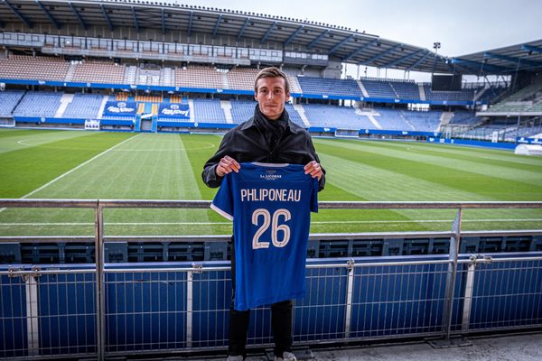 Alexandre Phliponeau porte le maillot N°26.