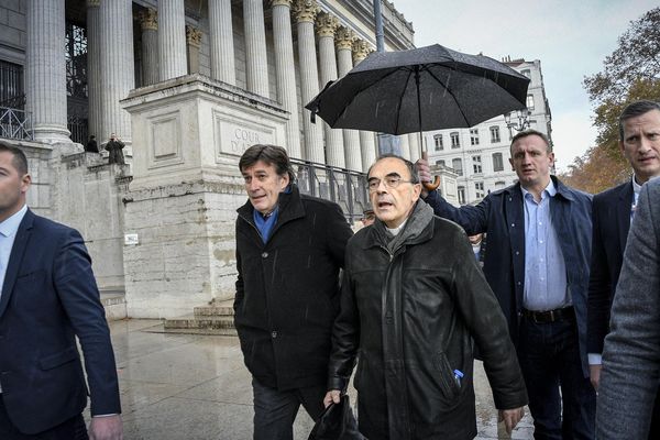 Lyon 28 novembre 2019 -Le cardinal Philippe Barbarin sort de Cour d'appel de Lyon