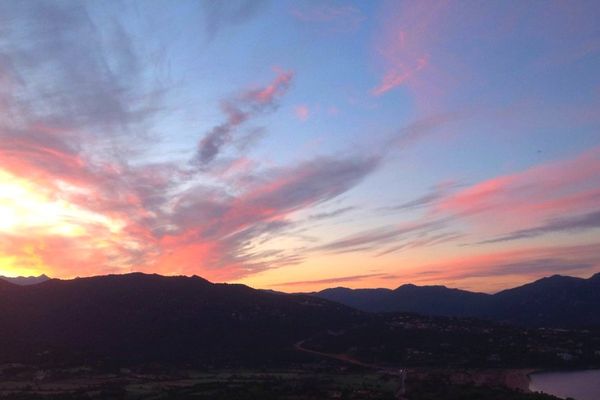 ILLUSTRATION - Lever de soleil sur Viggianello (Corse-du-Sud)