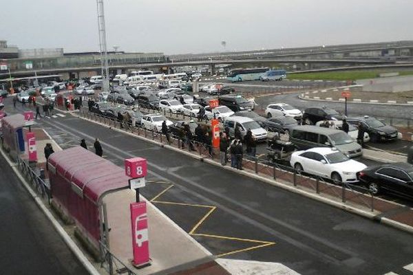 Devant l'aéroport d'Orly, mardi 26 janvier 2016.