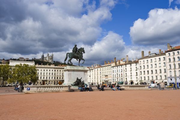 Symbole de la place Bellecour, la statue de Louis XIV trône en plein centre-vile de Lyon depuis 1825