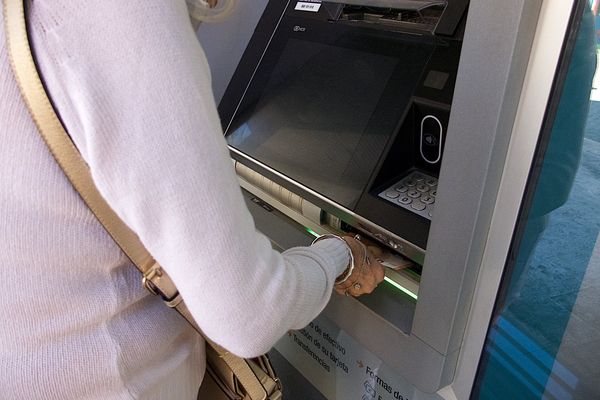 La femme se trouvait devant un distributeur près de Rouen (Seine-Maritime) au moment de l'agression.