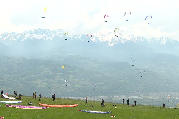 150 pilotes se sont élancés pour la première manche des championnats du monde de parapente 2023, lundi 22 mai.