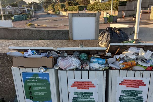 Les poubelles en bois de la plage ont été retirées pour laisser place à peu plus loin à des containers.