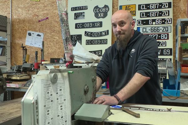 Sébastien Nava fabrique des plaques d'immatriculation destinées aux voitures anciennes. Le passionné de vieilles voitures s'applique à respecter le savoir-faire de ses prédécesseurs qui n’a pas changé depuis 94 ans.