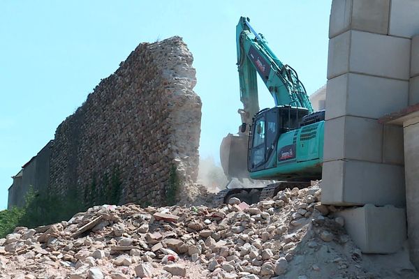 Fourques (Pyrénées-Orientales) - un mur du 8e siècle détruit à la pelleteuse par mesure de sécurité - juin 2023.