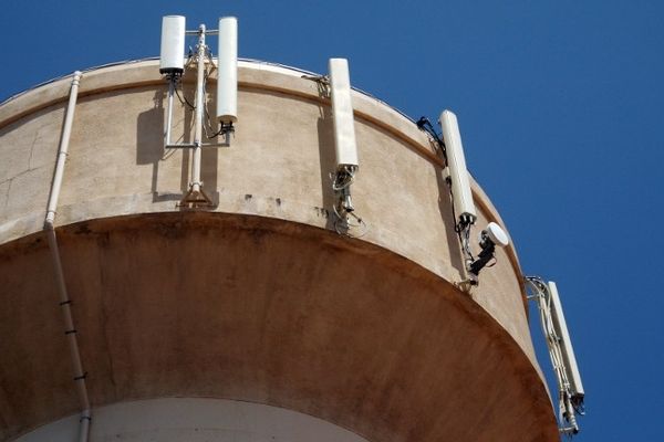 Un château d'eau "bardé" d'antennes relais pour la téléphonie mobile