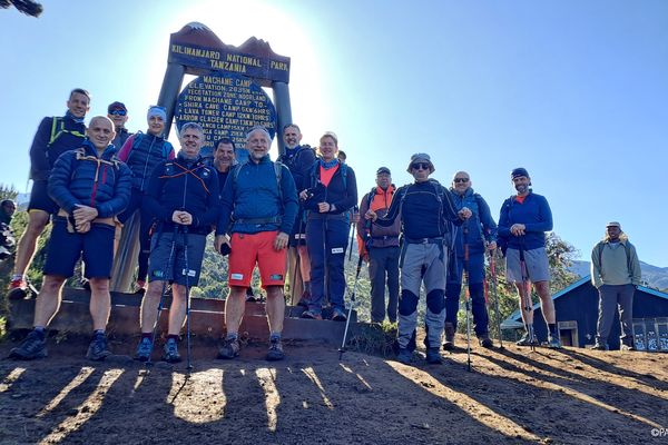 David Berty, joueur toulousain et international de rugby à XV, entouré de la runneuse Vanessa Moralès et d'amis rugbymen, accepte le défi de gravir le Kilimandjaro, plus haute montagne du monde, malgré la maladie.