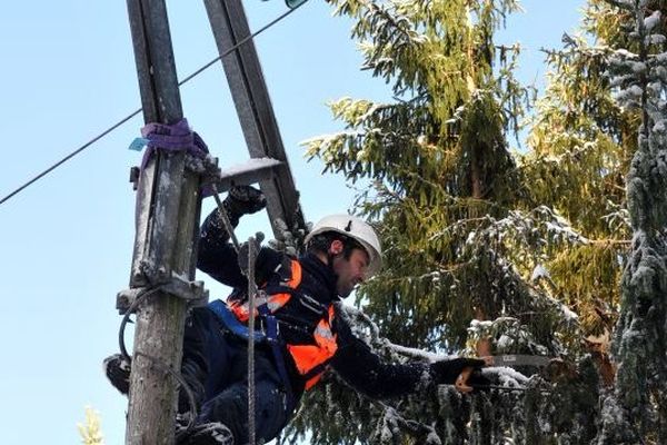 Intervention d'un agent Erdf sur ligne endommagée ( illustration)