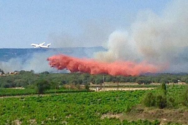 Pézens (Aude) - un incendie mobilise 10 avions bombardiers d'eau - 13 juillet 2015.