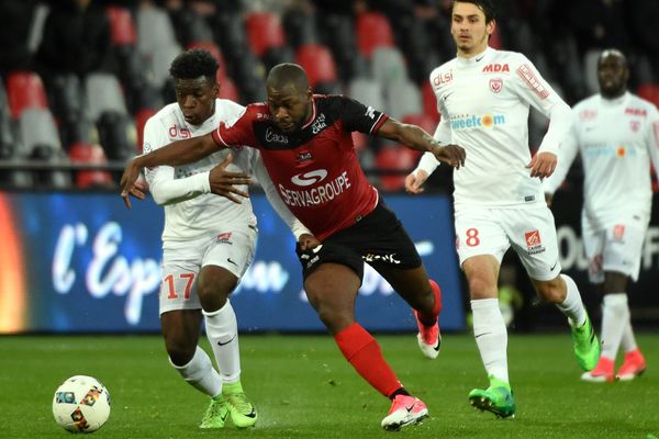 Yannis Salibur, ici aux prises avec le Nancéen Christ-Emmanuel Maouassa, a multiplié les occasions pour l'EAG le 31 mars.