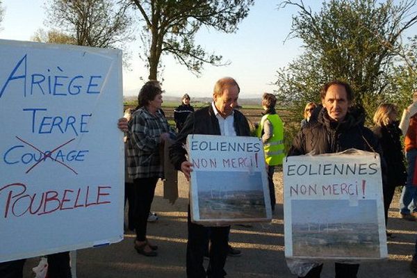 Une quarantaine de manifestants s'est réuni sur le site d'implantation