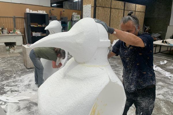 Les festivaliers sont en pleine préparation des chars du Carnaval Roi des Animaux, qui devrait bel et bien régner sur Nice en février 2022.