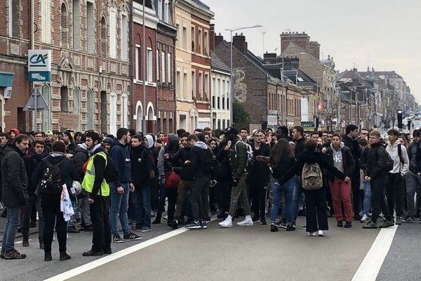 Quelques centaines de lycéens ont organisé un filtrage à l'entrée du lycée Robert-de-Luzarches d'Amiens. Placés rue Jules-Barni (photo), ils sont ensuite pris la direction de l'hôtel de ville.