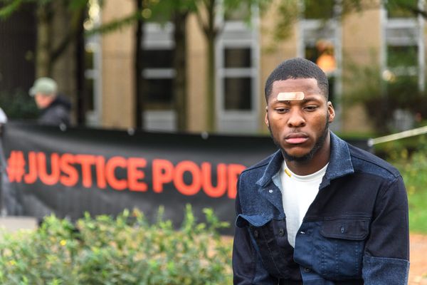 Théodore Luhaka lors d'un rassemblement aux abords du TGI de Bobigny (Seine-Saint-Denis) en octobre 2017.