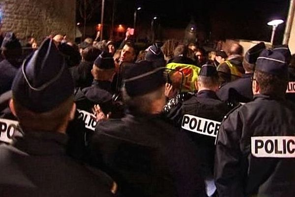 Les policiers évacuent les grévistes du centre psychiatrique du Bon Sauveur à Caen le 19 décembre 2013