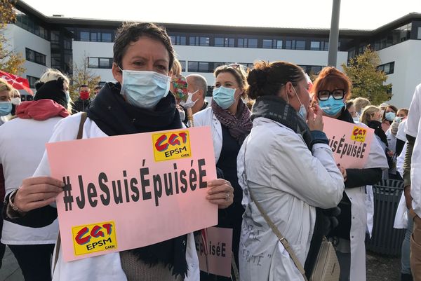 Devant l'ARS de Caen, une centaine de personnes réunies pour réclamer augmentations et améliorations des conditions de travail.