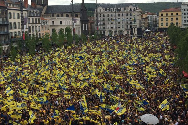 Même sous un ciel incertain, la Yellow Army est toujours là ! Qu'il pleuve, qu'il vente, qu'il neige... 