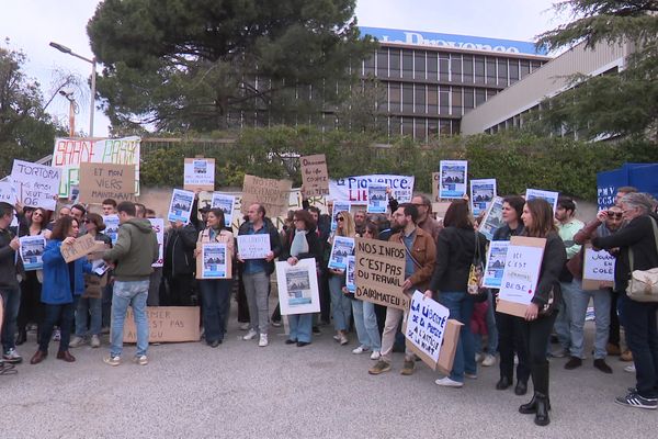 Les salariés du groupe La Provence étaient rassemblés ce lundi 25 mars devant le siège de l'entreprise pour manifester leur colère.