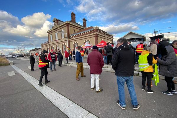 Dans la ligne de mire des manifestants : une politique de casse du train, menée par la région et l'État, mais aussi la réforme des retraites.