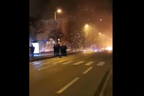 Les violences urbaines ont éclaté dans le quartier de la Plaine à Oyonnax, dans la nuit du 6 au 7 novembre, avec 6 véhicules incendiés et beaucoup de matériel urbain dégradé. Les policiers évoquent la possibilité de petits groupe de jeunes qui s'amusent à provoquer les policiers, pour passez le temps pendant la période de confinement.