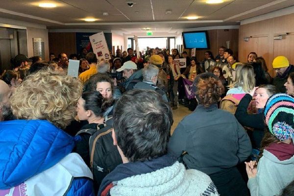 Environ 150 personnes de diverses professions ont occupé le hall d'entrée de l'agence Axa assurances à Balma-Gramont, près de Toulouse. 