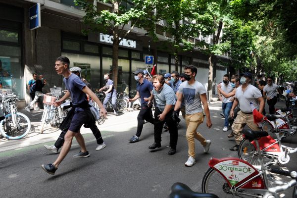 Une quarantaine de militants d'extrême-droite venus d'un peu partout en France sont venus récupérer une banderole de l'extrême-gauche au sein de la manifestation anti pass sanitaire du 11 septembre à Toulouse (Haute-Garonne)