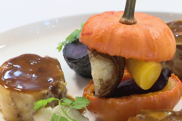 Cuisse de pintade farcie aux châtaignes, accompagnée de légumes oubliés cuits à l'étouffée.