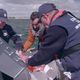 Au côté de plaisanciers en rade de Lorient, Félix Urvois participe à une journée de prélèvement d'eau de mer pour le programme Objectif plancton.
