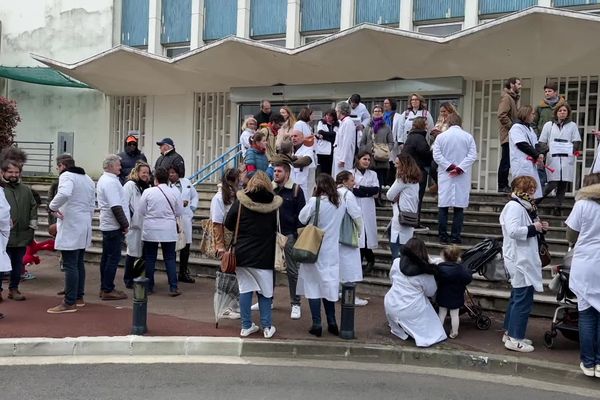 Une trentaine de médecins libéraux ont manifesté devant la CPAM de la Gironde à Bordeaux mercredi 27 mars 2024.