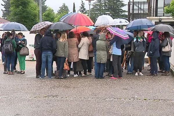 Des professeurs se sont rassemblés devant le lycée Honoré Baradat de Pau après l'agression de l'un d'eux par un parent d'élève la veille, le 4 juin 2018.