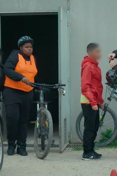 Les élèves de Grigny se préparant à un cours de vélo