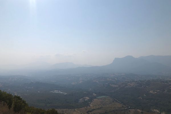 Le voile de fumée est visible depuis plusieurs points en hauteur de Corse, comme ici, au Monte Gozzi.