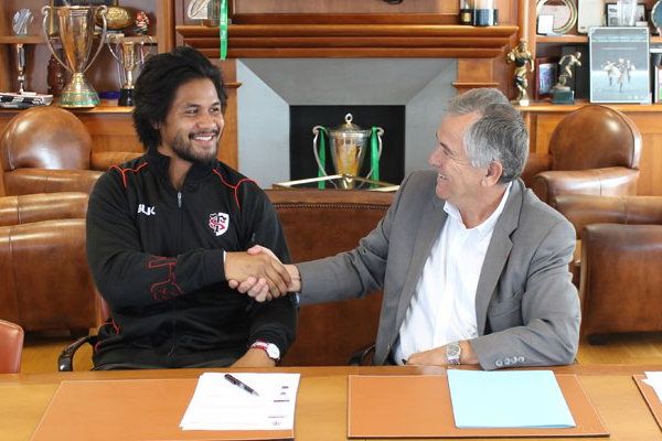 Talalelei Gray signant son contrat avec René Bouscatel