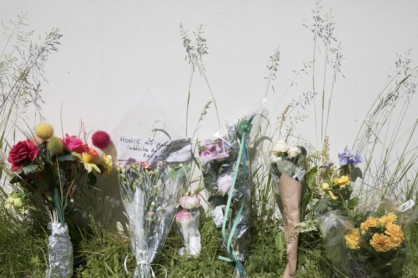 C'est contre ce mur d'une caserne de pompiers qu'a eu lieu le lynchage vendredi. L'homme de homme de 32 ans a été battu à mort. Deux mineurs sont en détention provisoire depuis mercredi soir