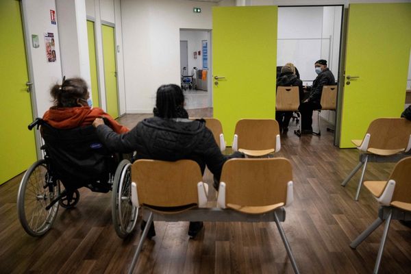 Des patients attendent de se faire vacciner dans un local de la CPAM à Bobigny en Seine-Saint-Denis.