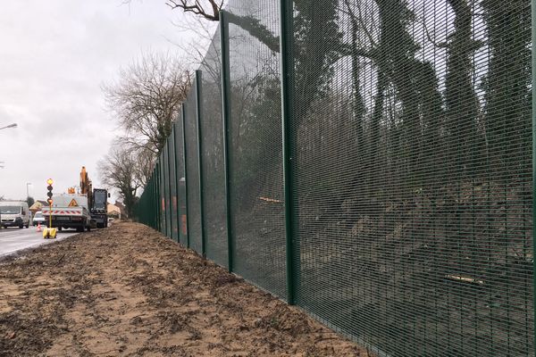 Des grilles anti-migrants ont été installés route de Graveline, à Calais.