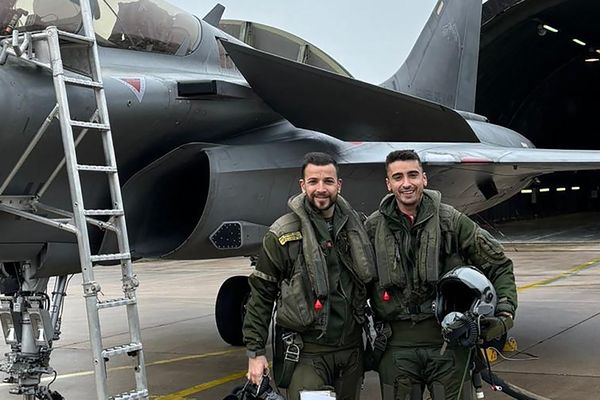 Le Capitaine Sebastien Mabire et le Lieutenant Matthis Laurens devant un Rafale de l'Armée de l'Air