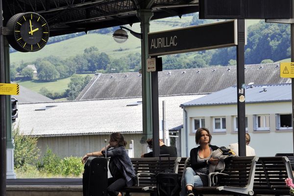 Après 4 mois de travaux, les trains circulent à nouveau entre Aurillac dans le Cantal et Brive en Corrèze. 