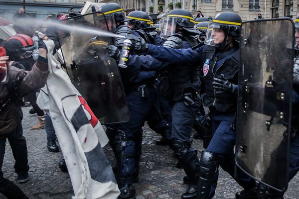 Échauffourées et gaz lacrymogène devant le théâtre de l'Odéon, à Paris, le 25 avril 2016.