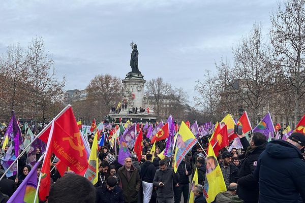 Des centaines de personnes se sont rassemblées en hommage aux victimes de l'attaque qui a eu lieu à proximité d'un centre culturel kurde.