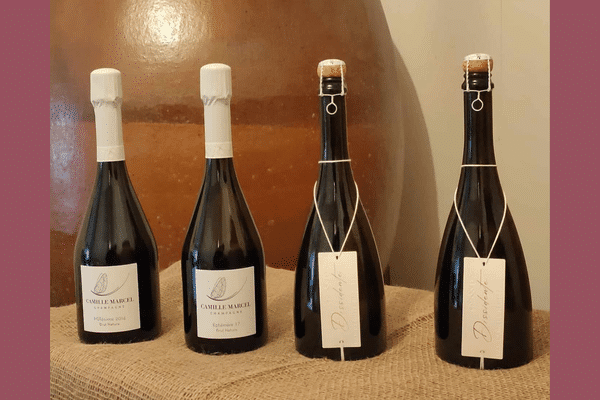 Une bouteille de champagne, avec coiffe ou sans coiffe ?