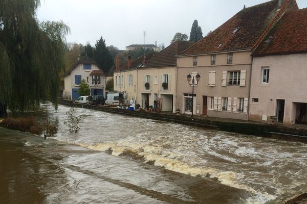 L'Arconce et la Semence, les deux rivières  au confluent de Charolles sont en crue suite aux fortes pluies de ces dernières 24 heures