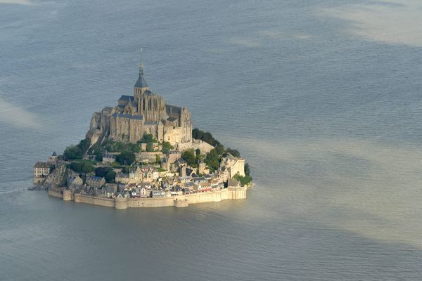 mont saint michel photo