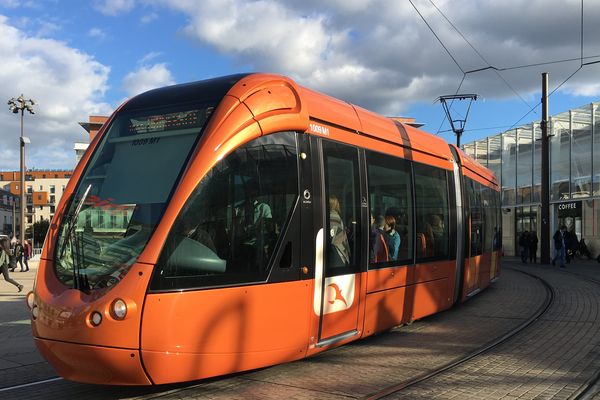 Le tram au Mans devant la gare SNCF, le 5 octobre 2017