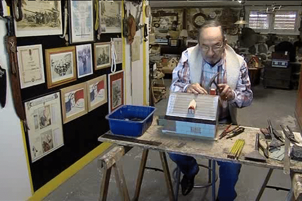 Henri Sanniez a transformé son garage en musée et en atelier pour construire des nichoirs pour les oiseaux. 