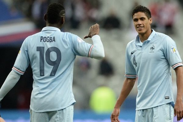 Raphaël Varane, ce vendredi soir au Stade de France avec Paul Pogba, également titularisé pour la première fois en équipe de France. 