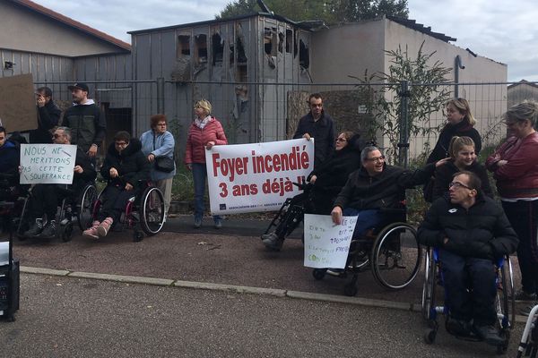 Une cinquantaine de personnes ont protesté ce samedi 9 novembre devant le chantier d'un foyer pour personnes handicapées incendié en octobre 2016.